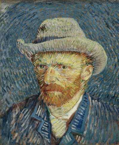 Autorretrato de Vincent van Gogh con sombrero de fieltro gris, pintado con pinceladas cortas y enérgicas en azules y naranjas.